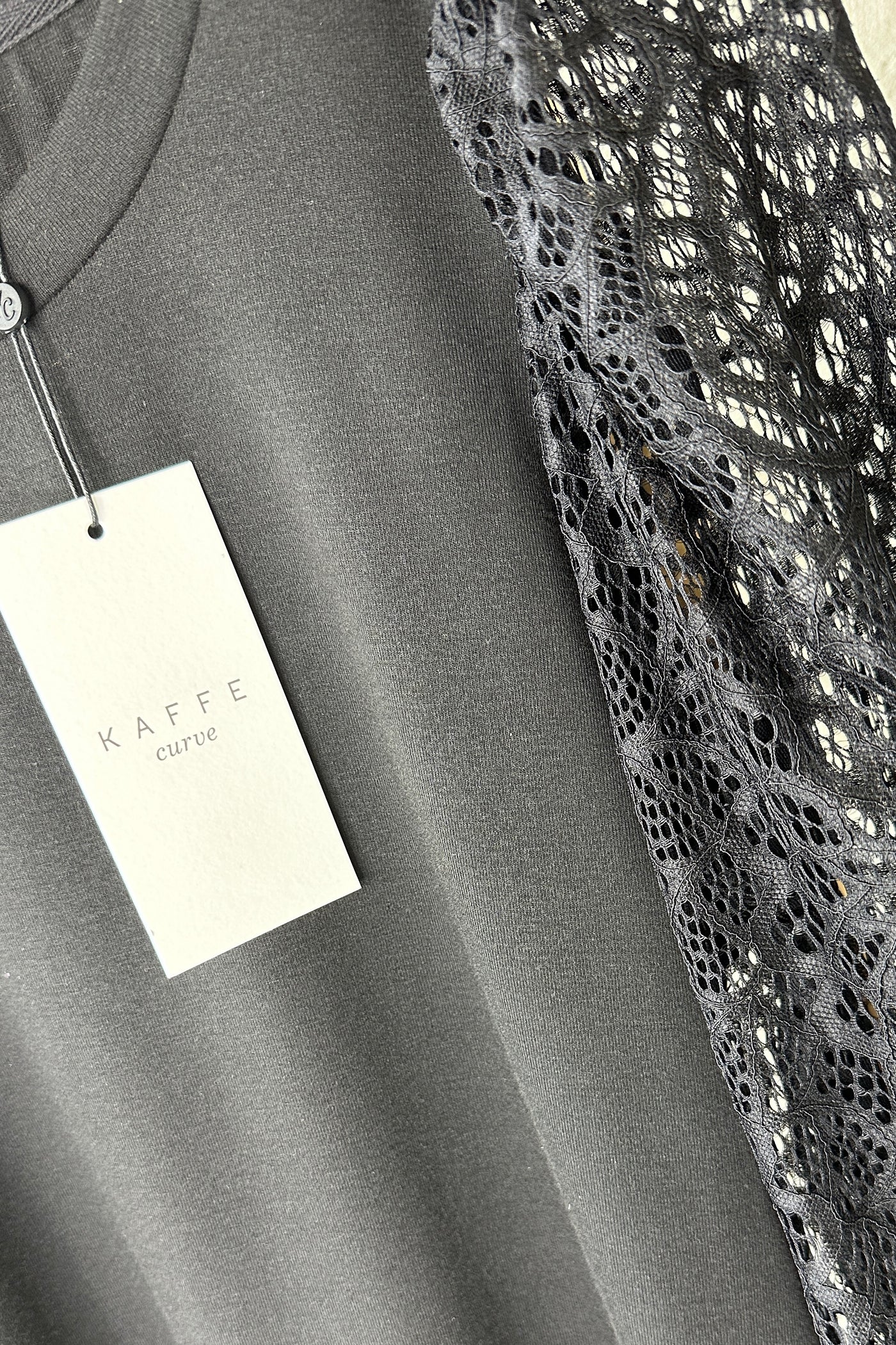 Bella Lace T-shirt Black - Kaffe Curve